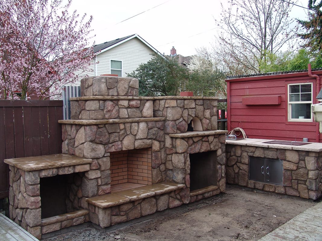 Outdoor Fireplace with Pizza Oven